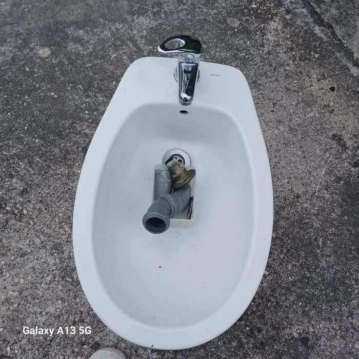 Bidé com torneira e acessórios