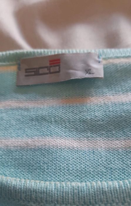 Camisola azul com riscas brancas