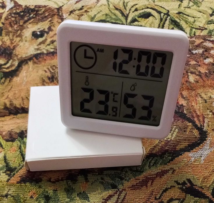 Цифровий настільний годинник із вимірюванням температури та вологості