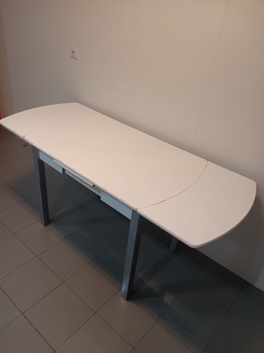 Mesa de cozinha com cadeiras