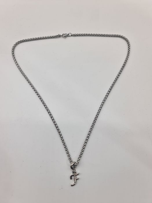 Colar em prata com pendente da letra F