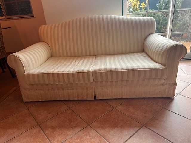 Sofá de dois lugares bege confortável e elegante