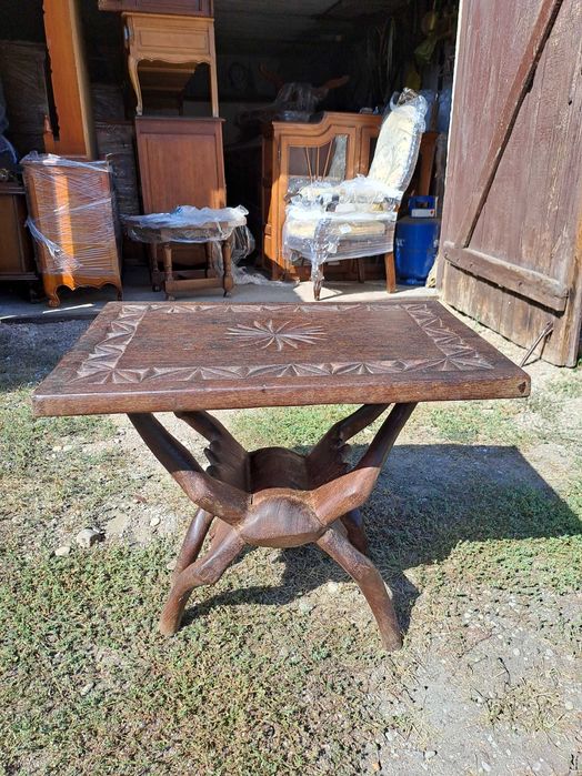 Sprzedam stolik rzeźbiony