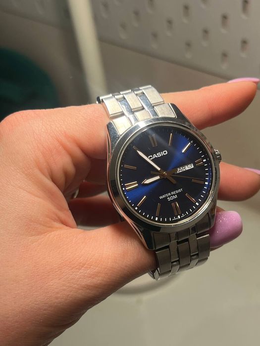 Продаю оригінальний годинник Casio у хорошому стані
