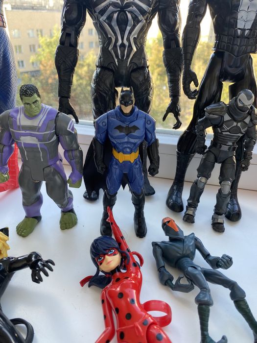 Супергерої бетмен, веном, людина павук, леді баг, супер кіт