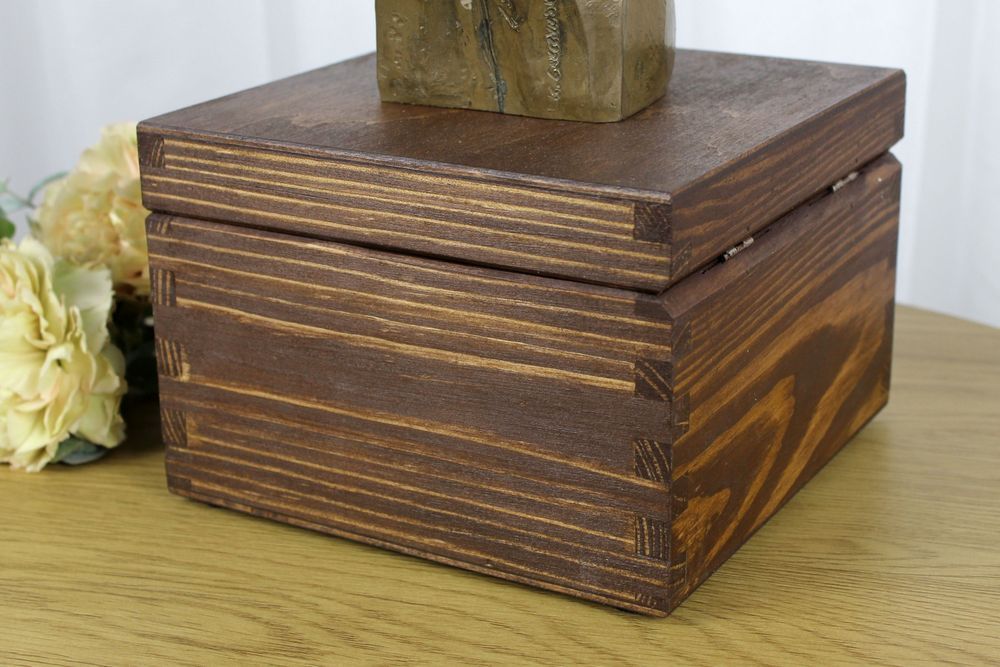 Bedlington Terrier urna na skrzynce brązowa Art-Dog