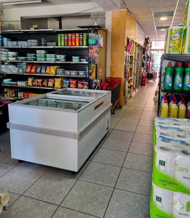 trespasse de minimercado em pleno funcionamento