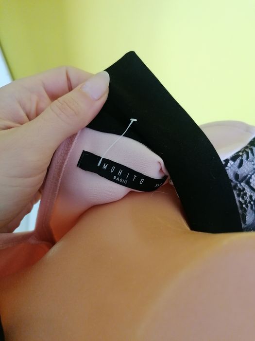 Sukienka prosta z koronką pudrowy roz z kołnierzem kalsyczka prosta