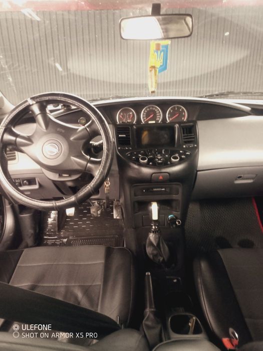 Нісан примера 2002 року.