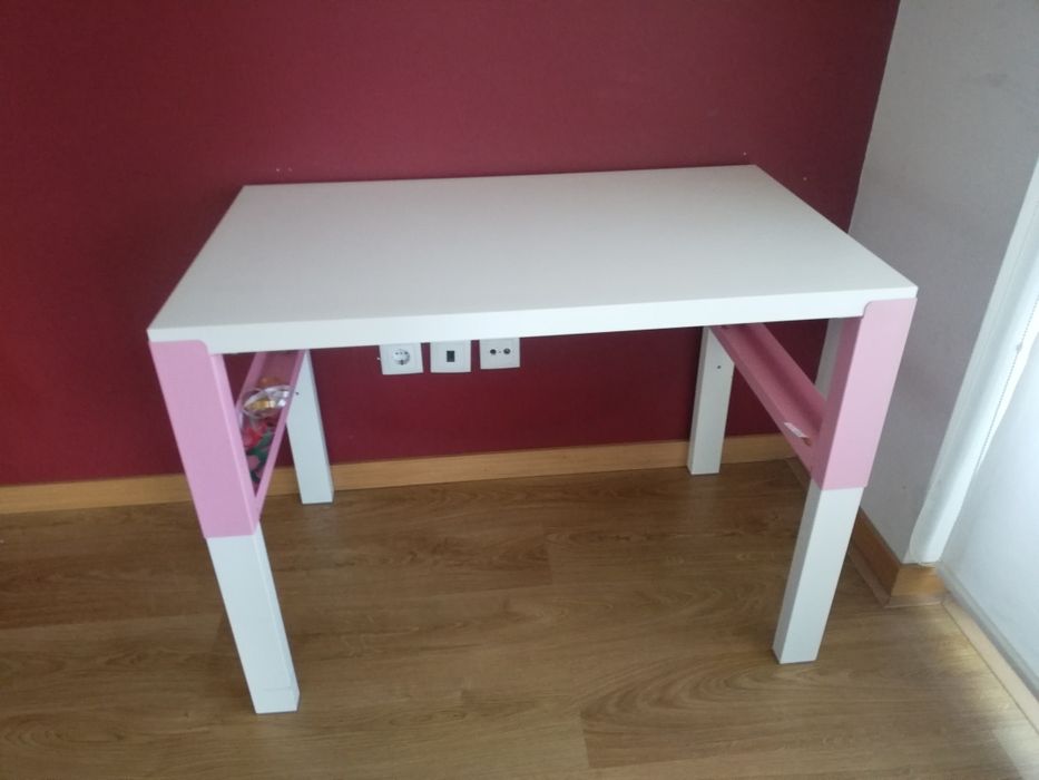 Secretaria branca e rosa