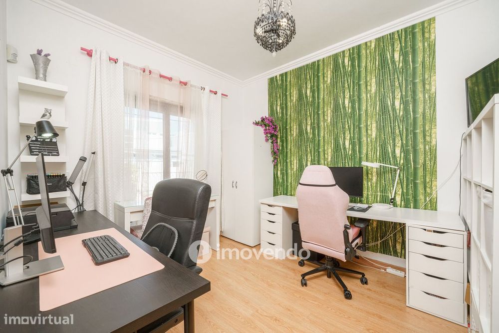 Moradia T6 exclusiva, com piscina e garagem, na Charneca da Caparica