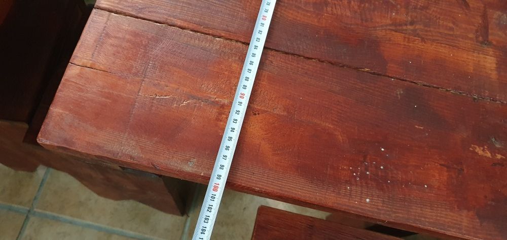 Mesas e bancos de madeira