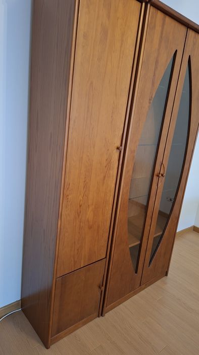 Cristaleira e movel de suporte em pinho mel
