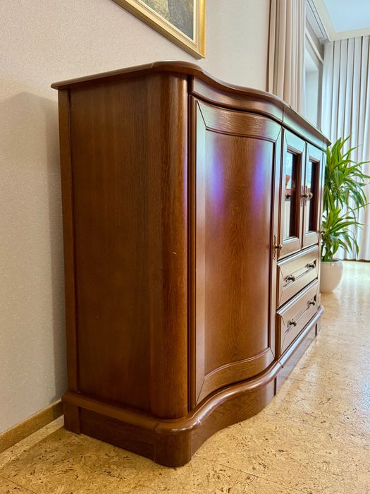 Stylowa komoda z przeszkleniem