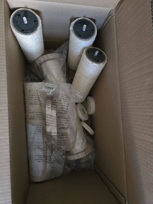 2 słupki do drapania Phoebe i 3 korbiny dla kota