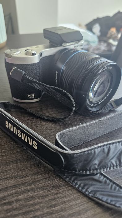 Samsung NX300 + Lente 18-55mm OIS |
