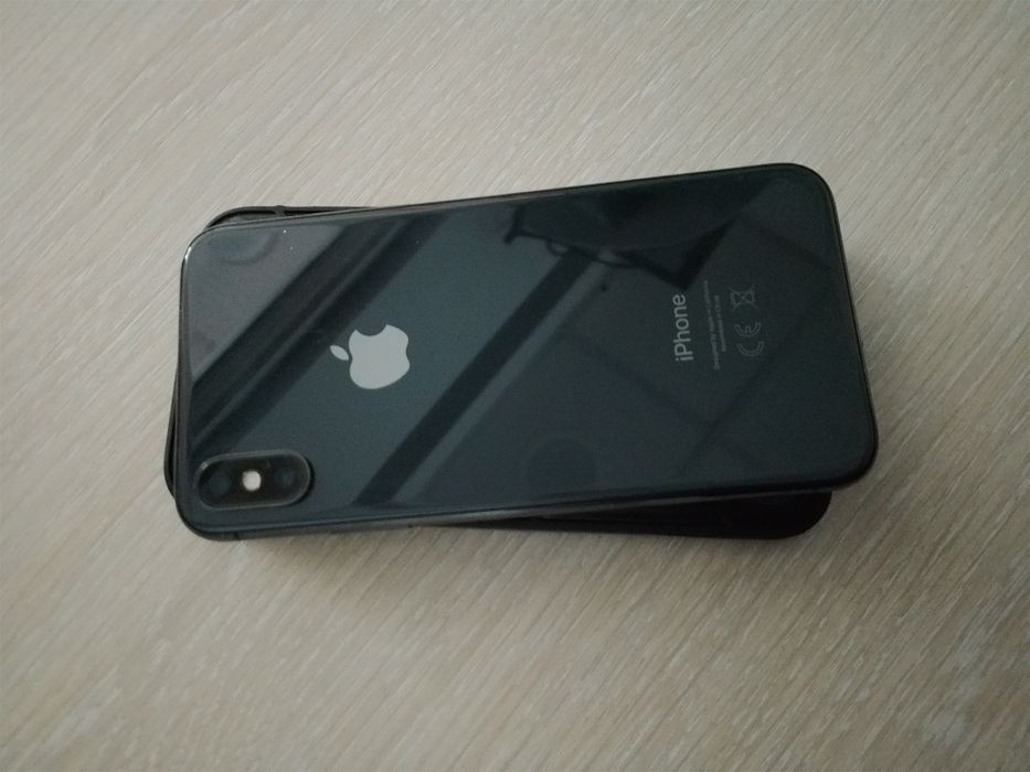 Продам iPhone X в гарному стані