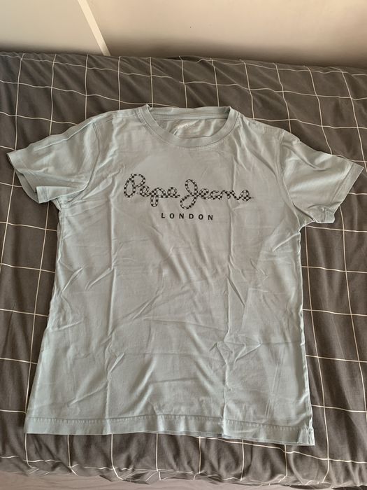 T-shirt de homem azul clara em bom estado a 5€