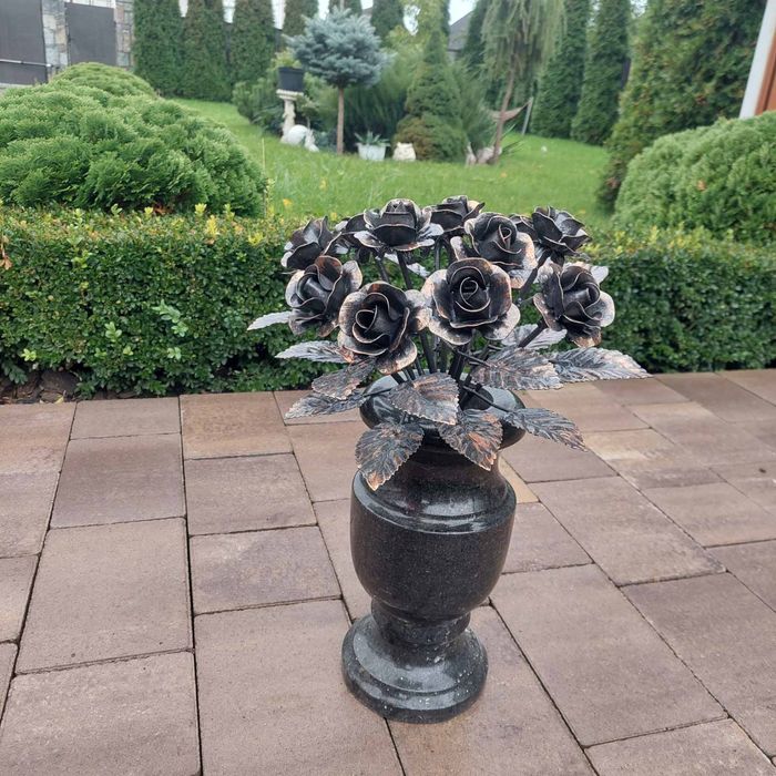 Рози троянди ковані