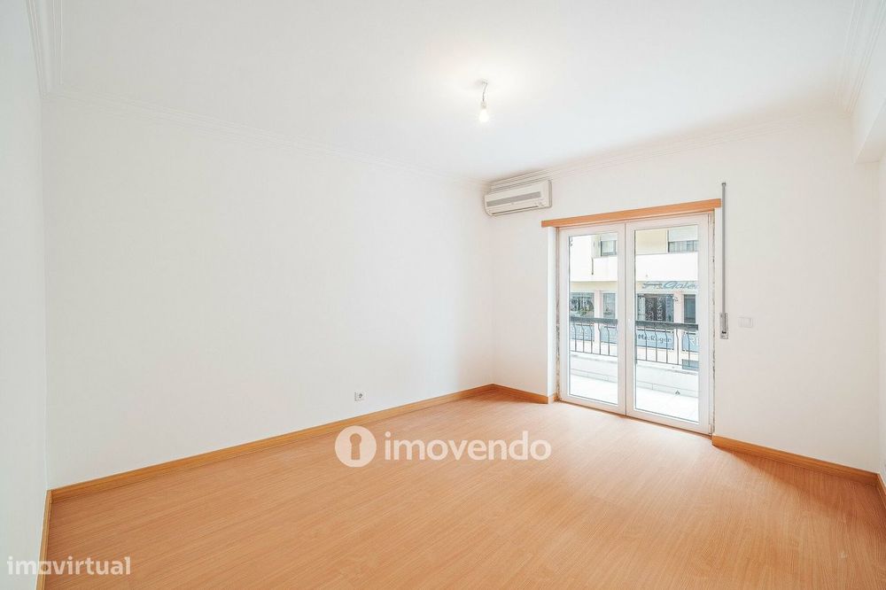 Apartamento T3, com terraço e arrecadação, em Mem Martins