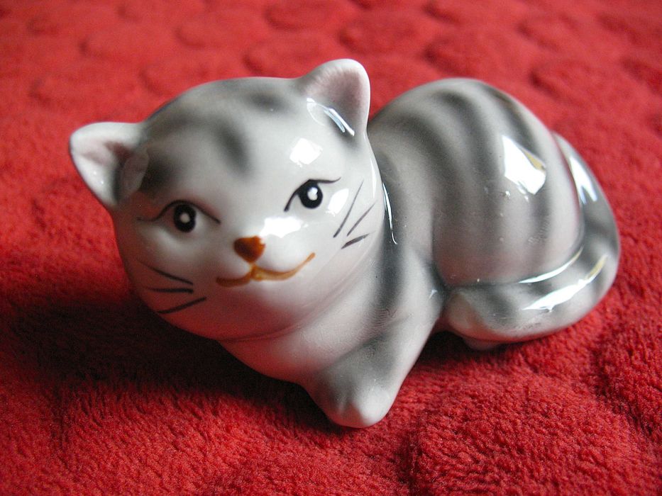 KOT - pręgowany 6 x 4 x 8 cm Figurka z porcelany