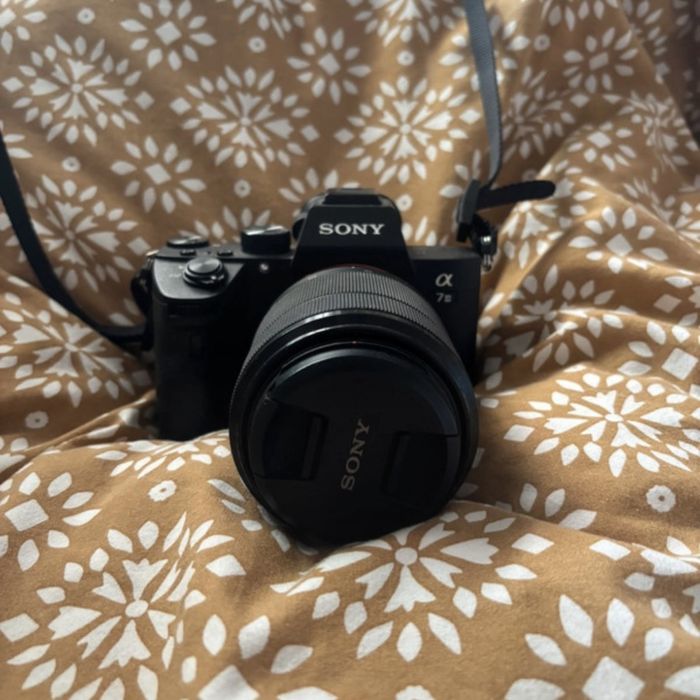 Sony A7III + lente 28-70mm + extras com apenas 6118 disparos
