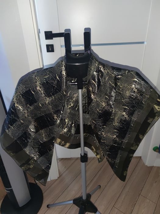 Chusta o długości 100 cm, wykonana z poliestru włoskiego pochodzenia.