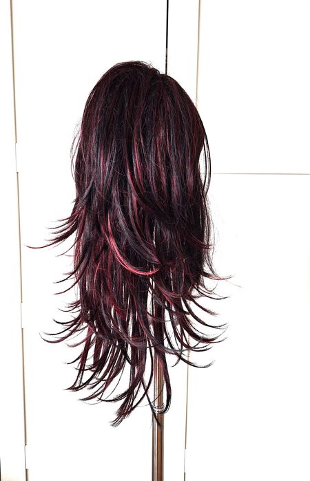 Peruka Włosy Syntetyczne Czarne z Pasemkami