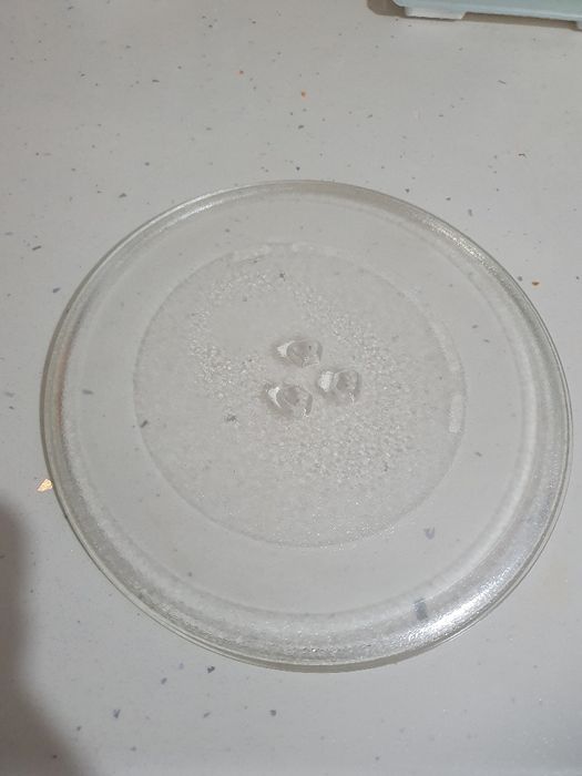 Prato do micro-ondas como novo