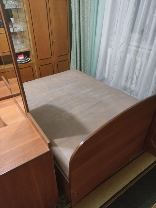 Ліжко з полочкой