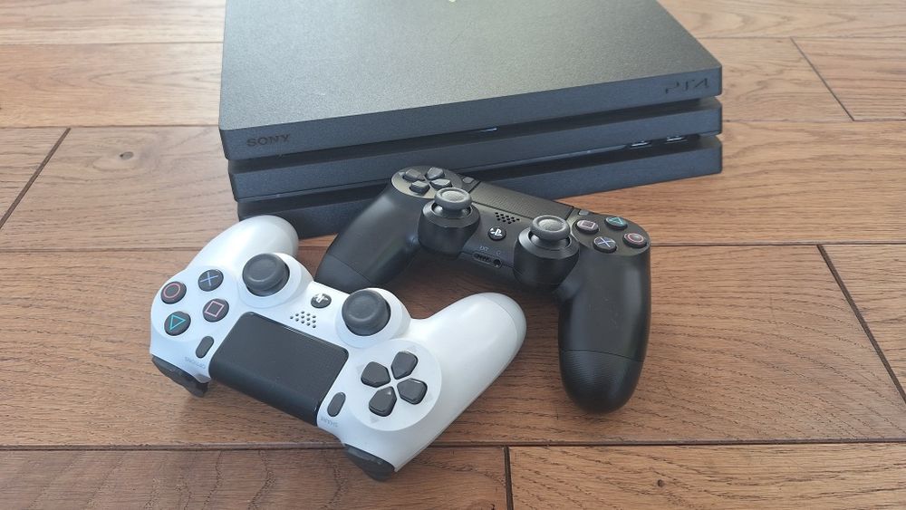 Ps 4 pro + 2 pady + 5 gier