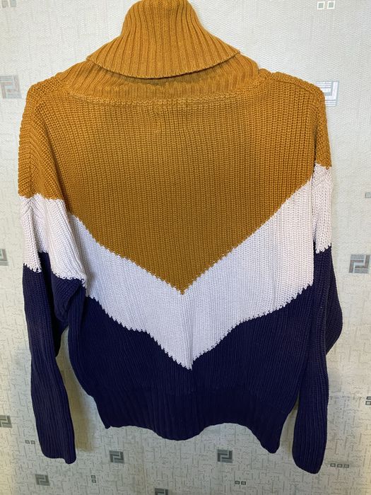 Светр з горлом теплий