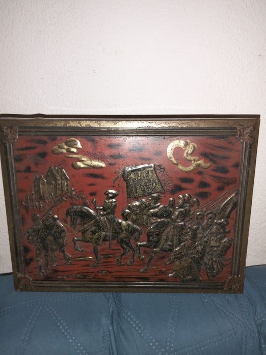 Caixa Antiga em Metal/Chapa com Relevos Medievais (31x23 cm) – Vintage / Colecionismo
