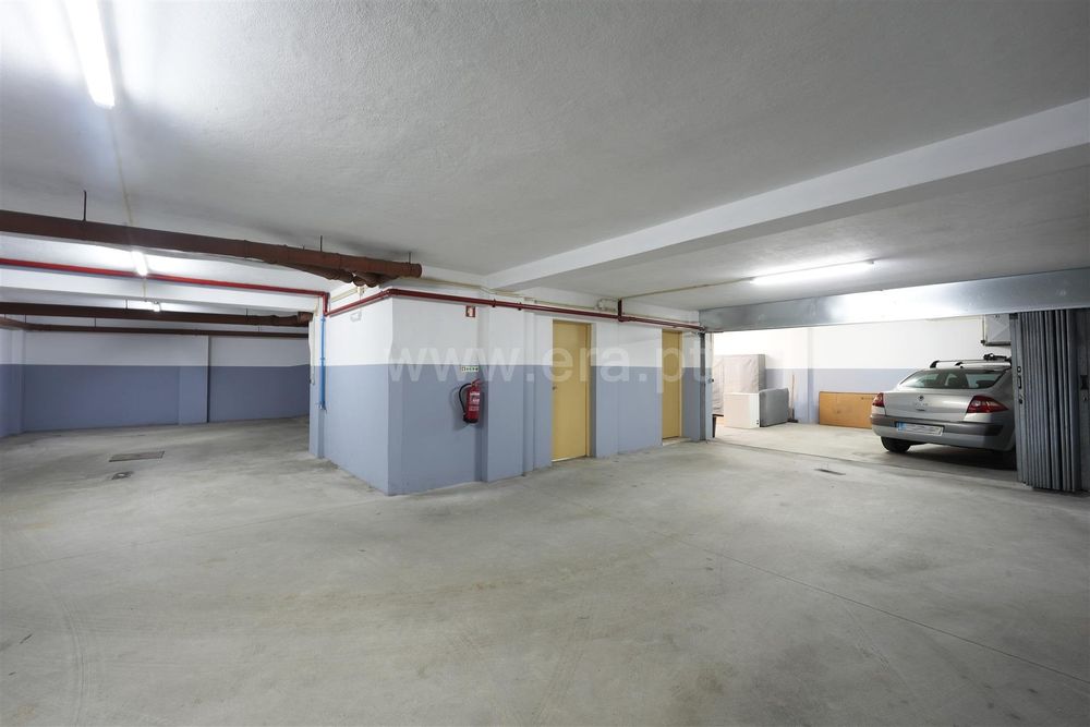Box Fechada 50m² - 3 carros - Vilar do Paraíso