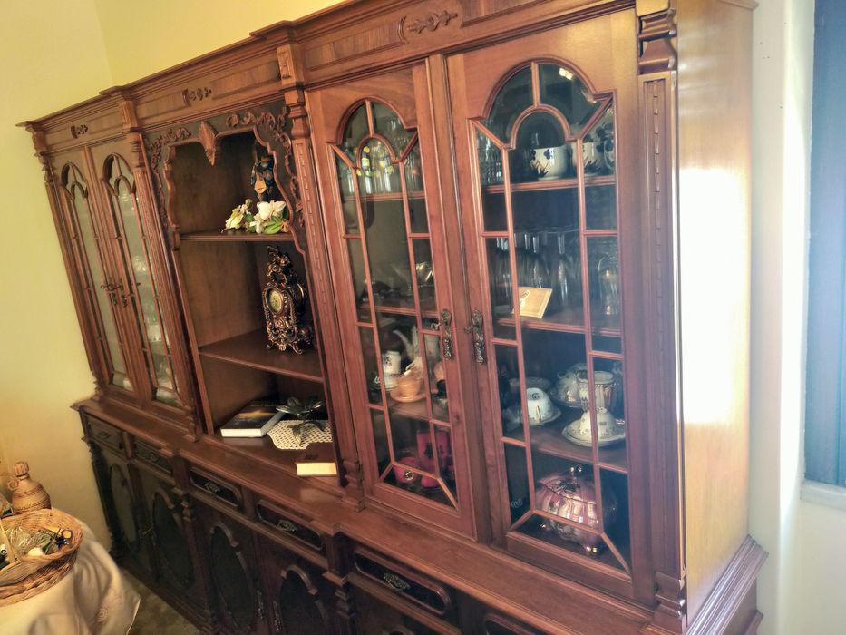 Aparador de sala com cristaleira, NOGUEIRA, COMO NOVO