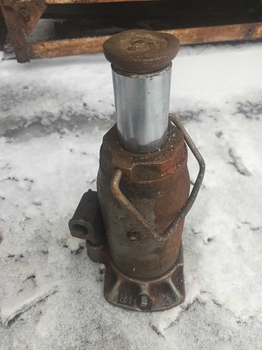 Мощный  домкрат .высокий.