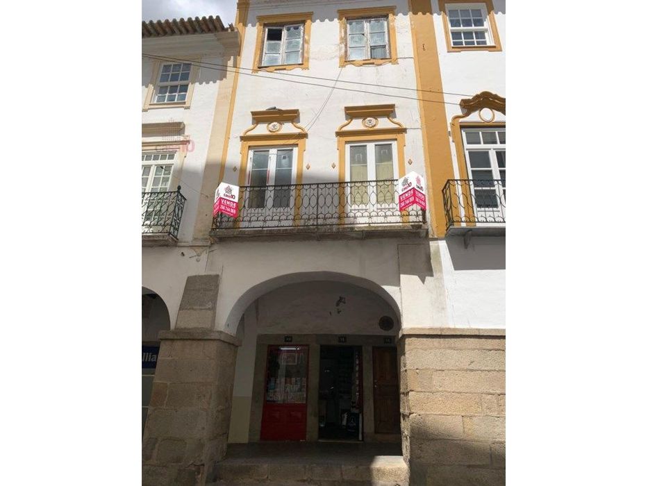 Vende-se Prédio para renovar junto à Praça do Giraldo em Évora