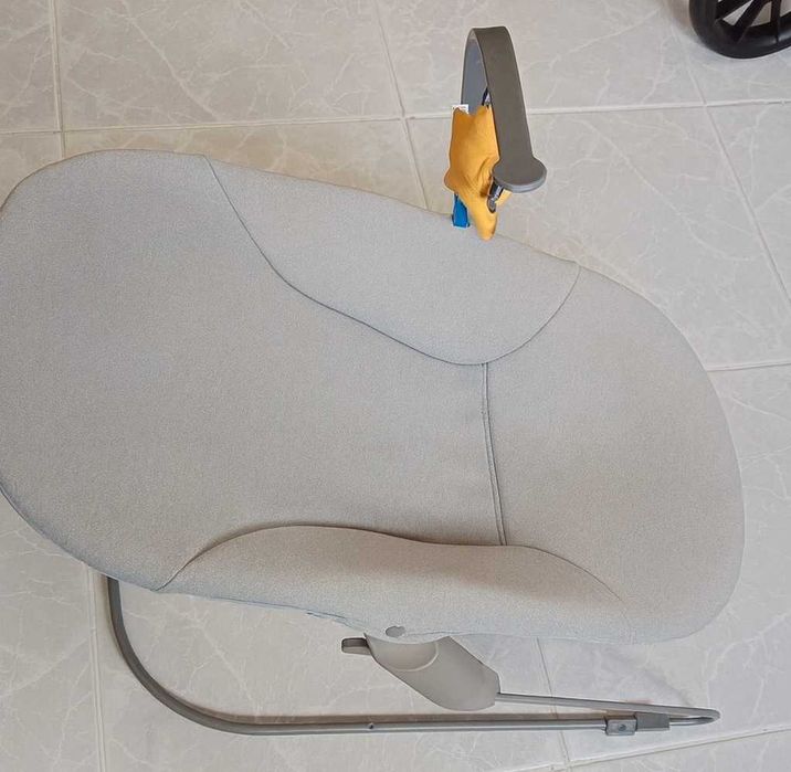 Espreguiçadeira para bebê com cinto de segurança e pouco uso