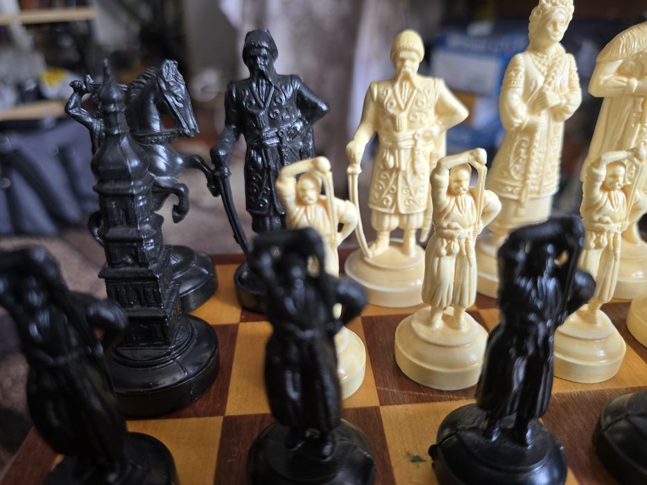 Шахматные фигуры украинские поштучно и Доска Дуб.