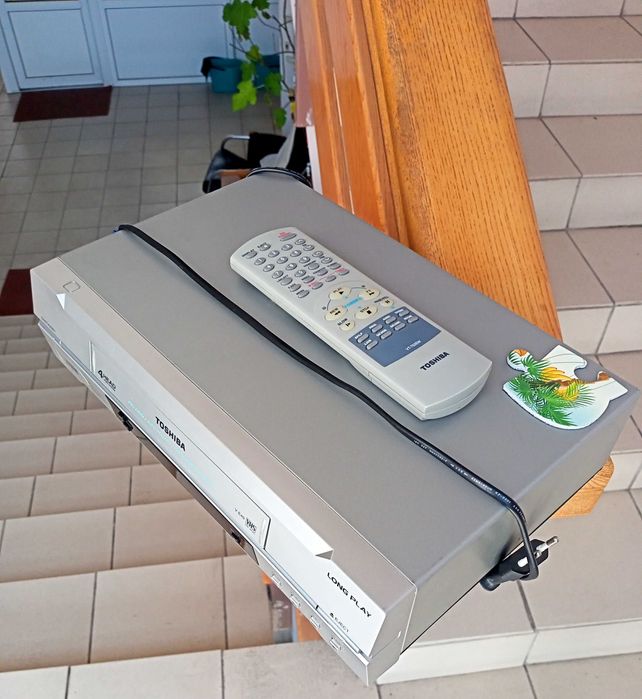 Видеомагнитофон Toshiba V-E40.