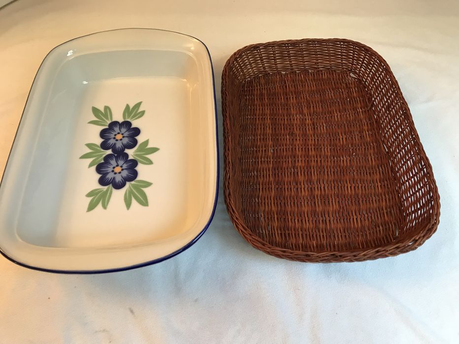 Tabuleiro Porcelana flores c/ Suporte Vime – Colecção Lar Festa