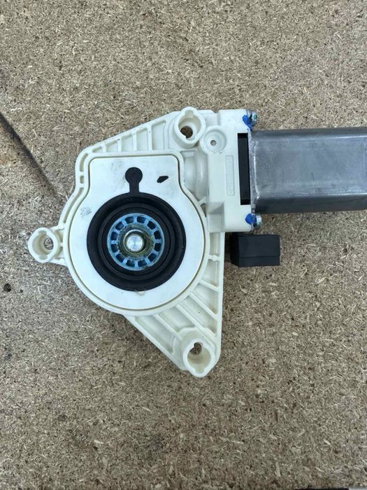 Моторчик склопідйомника Audi q5