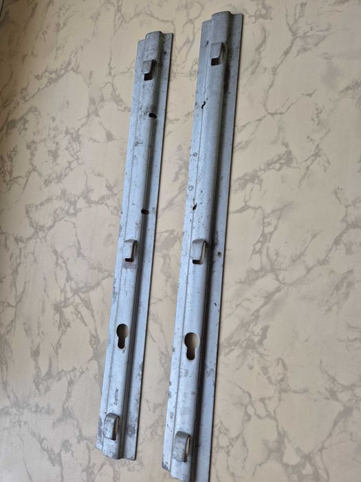 Металеві рейки з гачками