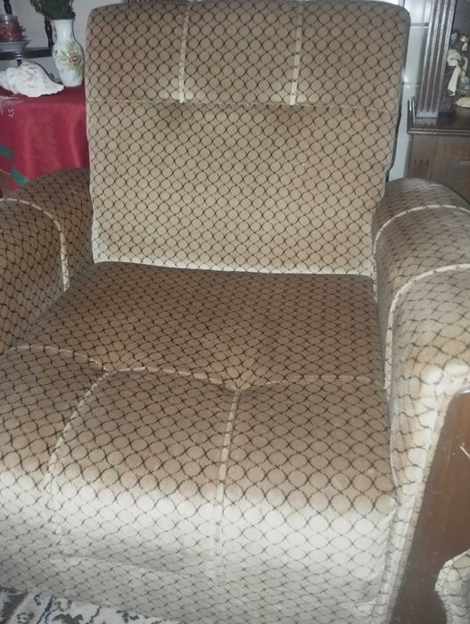 Conjunto de três sofás,o grande com cama udados mas em muito bom estado, foram estofados de novo