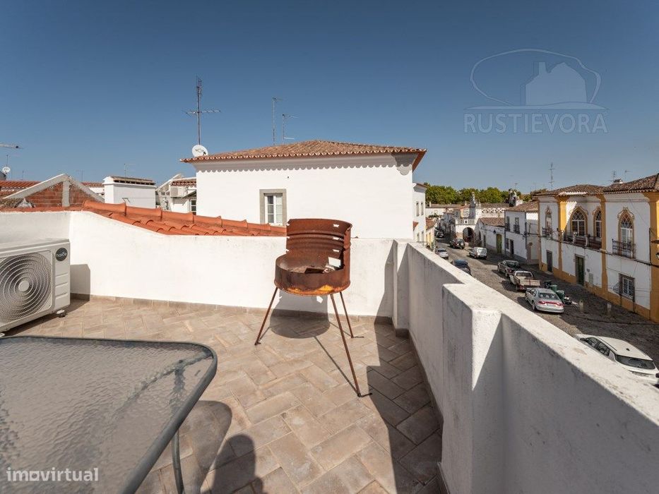 Investimento no Centro Histórico de Évora | Moradia T2 com Terraço ...