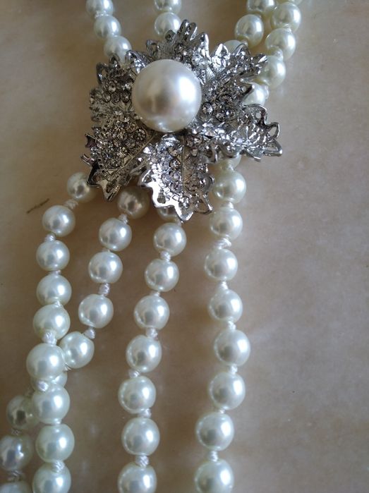 Colar de pérolas com alfinete