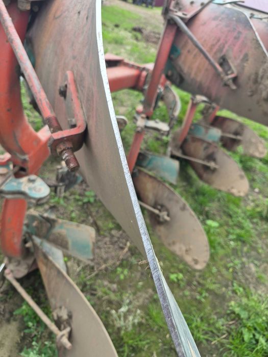 Pług obrotowy Kverneland 4-skibowy