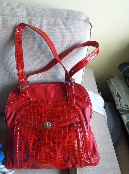 torba czerwona lakierowana wspierasz zwierzaki-aktualne