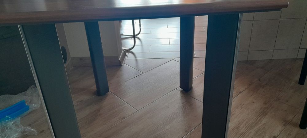 Stół do jadalni lub pokoju