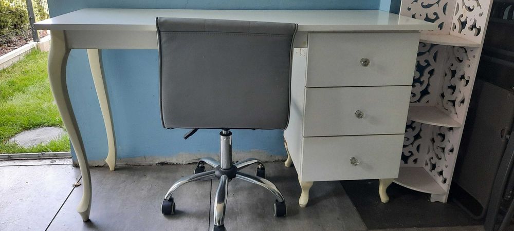 biurko na drewnianych nogach z szufladami